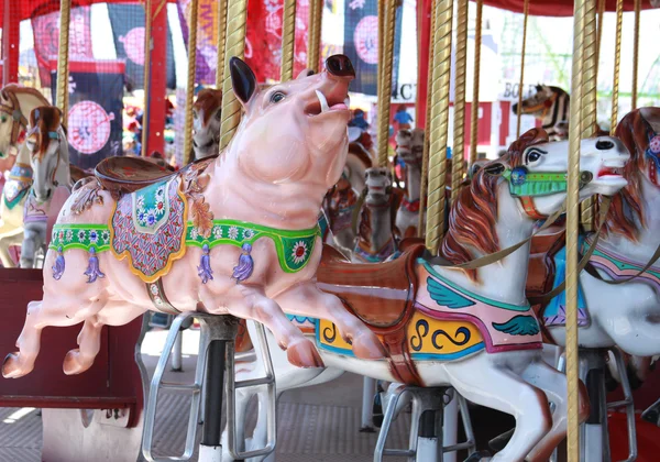 Grisar och hästar på karusell — Stockfoto