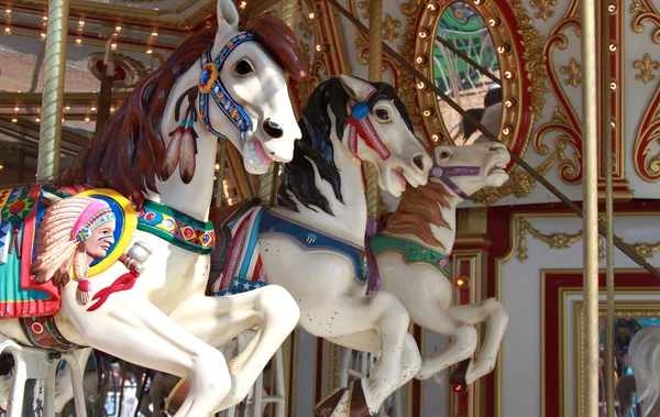 drie carrousel paardenÜç atlıkarınca at