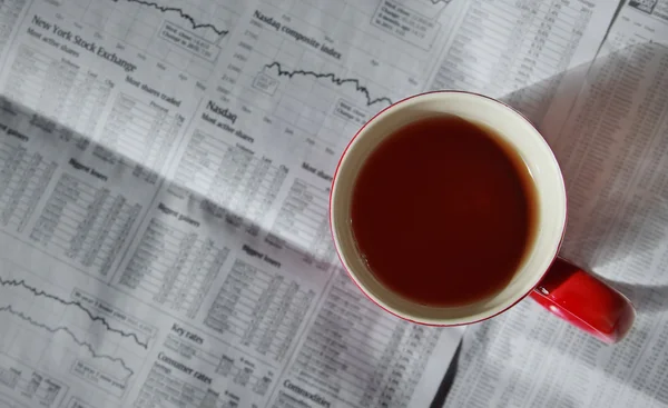 Šálek čaje a akciový trh — Stock fotografie