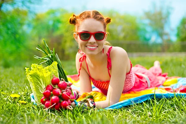 Mulher feliz bonita com legumes coloridos — Fotografia de Stock