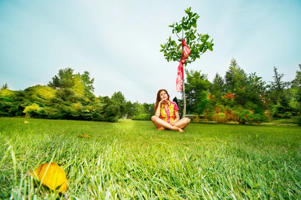 Young woman relaxing on a field — Stock Photo, Image