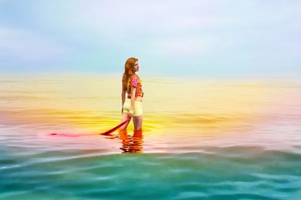 Hermosa mujer sensual soñando en el mar — Foto de Stock