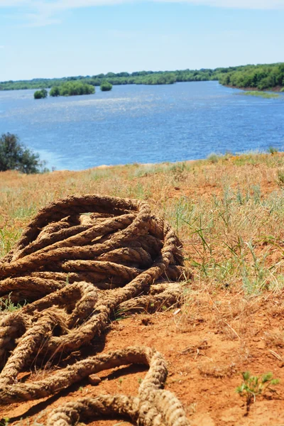 Rope in sunny rivers shore — Stock Photo, Image