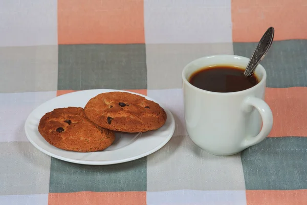 La tasse de café avec des biscuits sucrés — Photo