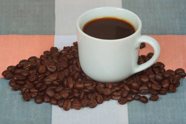 ถ้วยกาแฟและถั่ว — ภาพถ่ายสต็อก