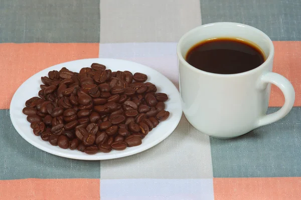 La taza de café de la mañana y frijoles — Foto de Stock