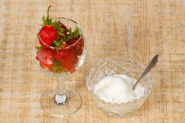El jarrón con helado y vidrio con fresa roja — Foto de Stock