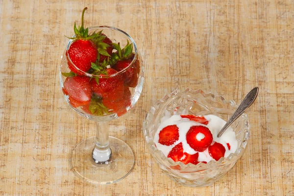 El jarrón con helado y el vaso con fresa — Foto de Stock