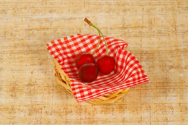 La pequeña canasta con cereza — Foto de Stock