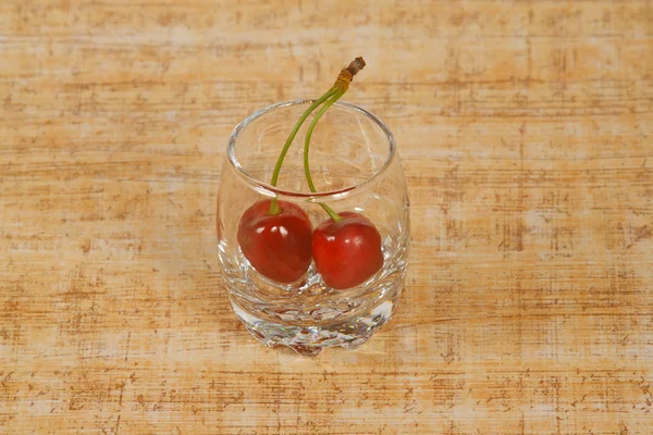 El vaso con cereza roja oscura — Foto de Stock