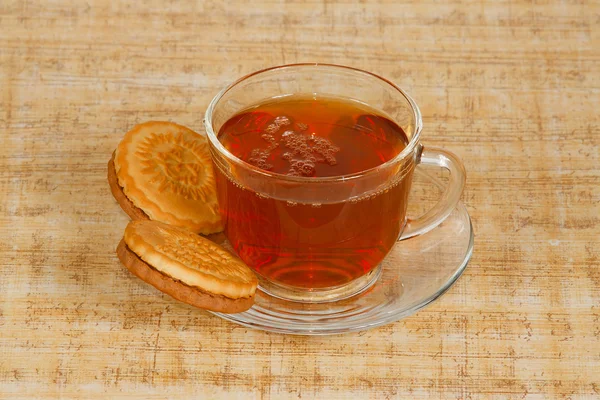 Šálek čaje a dva soubory cookie — Stock fotografie