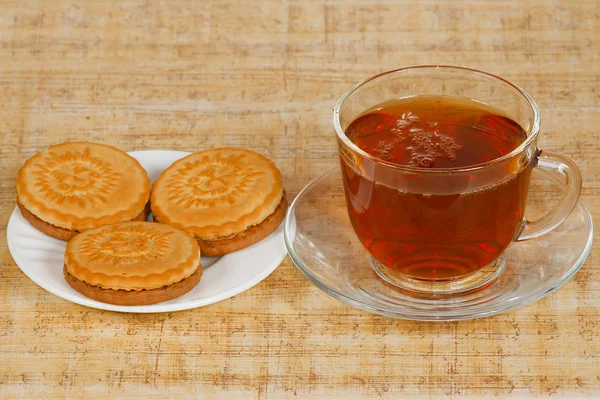 La tasse de thé du matin et trois biscuits — Photo