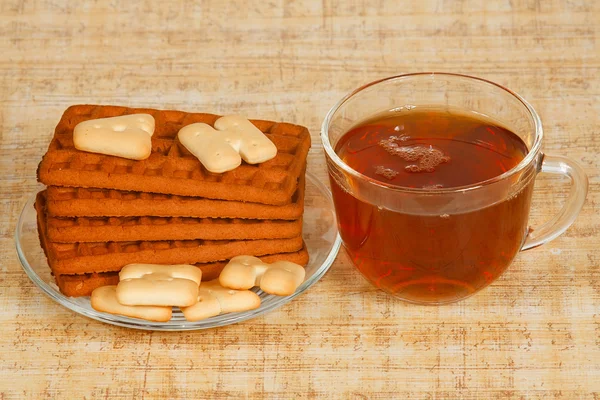 Šálek ranní čaj a různé soubory cookie — Stock fotografie