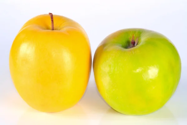 The green and yellow fresh apples — Stock Photo, Image