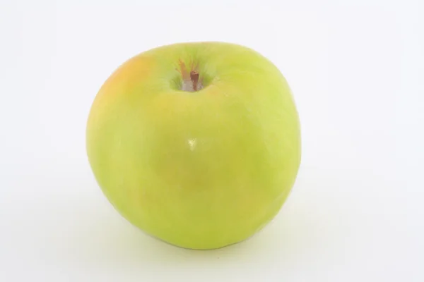 Zelené šťavnaté čerstvé jablko — Stock fotografie