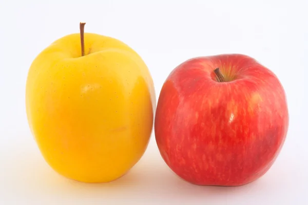 De rode en gele verse appelen — Stockfoto
