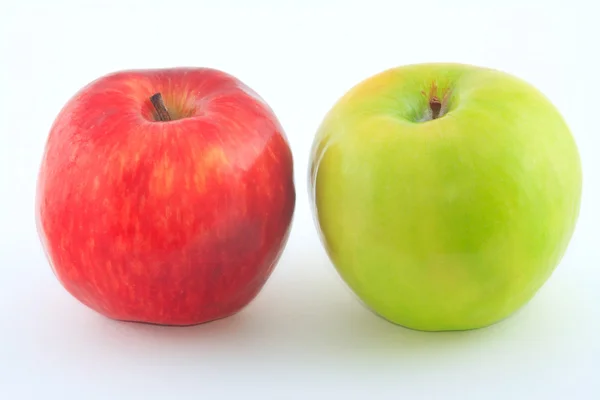Punaiset ja vihreät tuoreet omenat — kuvapankkivalokuva