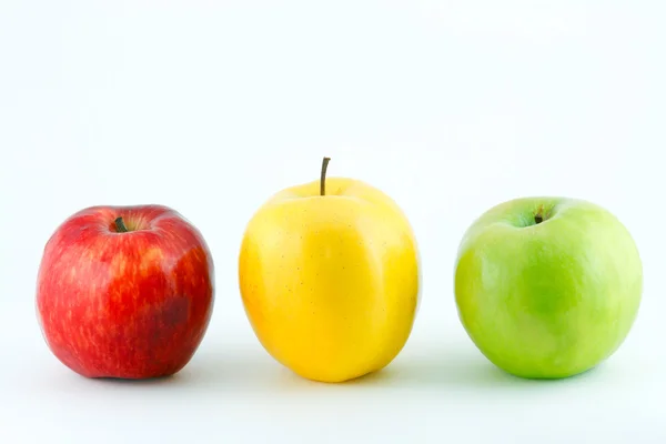 Las manzanas frescas rojas, amarillas y verdes — Foto de Stock