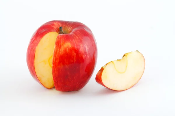 红色新鲜的苹果和切片 — 图库照片