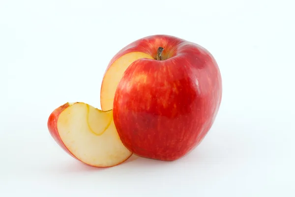 De røde saftige æbler og skive - Stock-foto