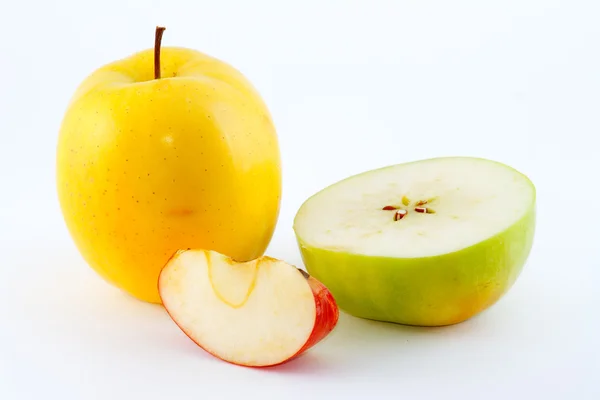 红色、 黄色和绿色新鲜的苹果和切片 — 图库照片