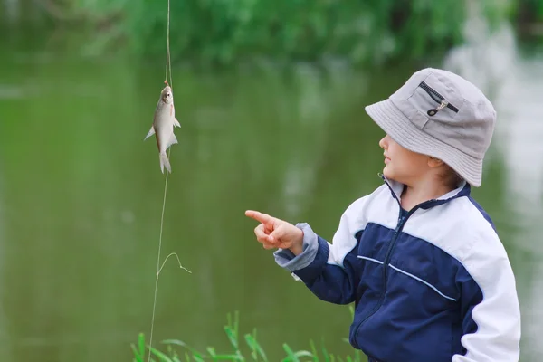 Jeune garçon et petit poisson — Photo