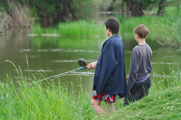 Mère et fils attrapent le poisson sur la nature — Photo