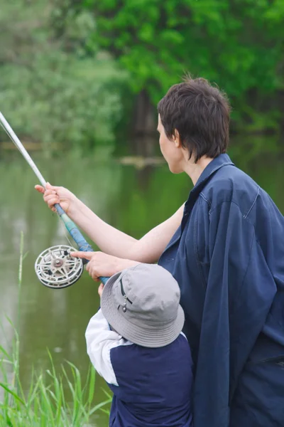 Mother and young son catch the fish — Stock Photo, Image