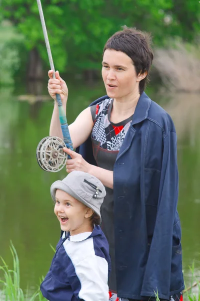 Mère et jeune fils ont attraper le poisson Images De Stock Libres De Droits