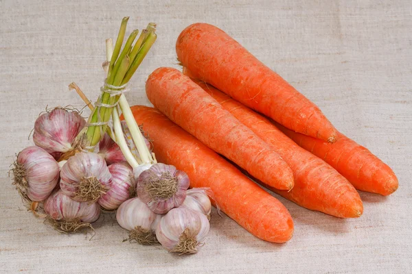 Морковь и чеснок из огорода — стоковое фото
