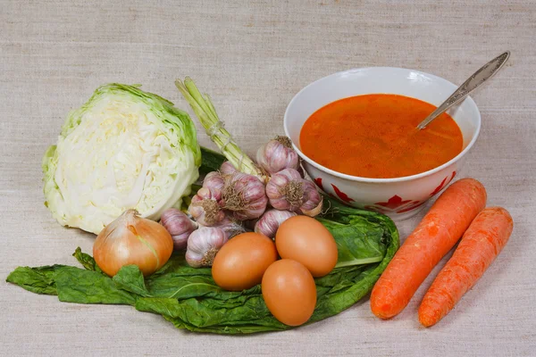A sopa, ovo e legumes da horta da cozinha — Fotografia de Stock
