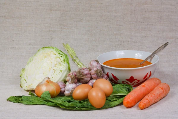 Polévka, vejce a zelenina ze zahrady — Stock fotografie
