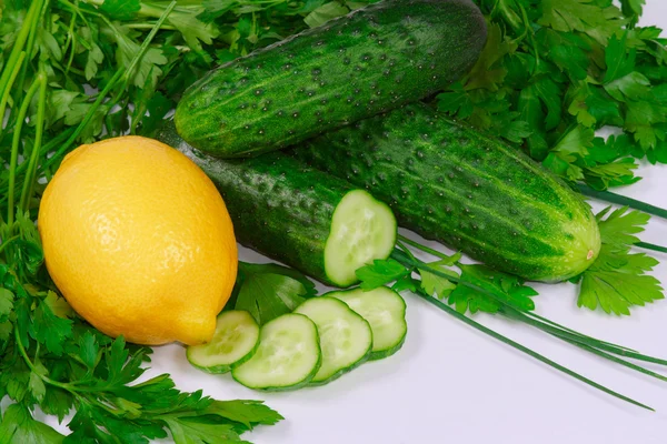 Le citron frais, les concombres et les légumes verts pour l'alimentation — Photo