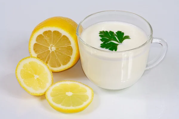 O Kefir, limão fresco e verdes — Fotografia de Stock