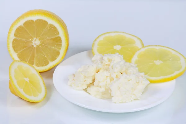 El requesón y el limón —  Fotos de Stock