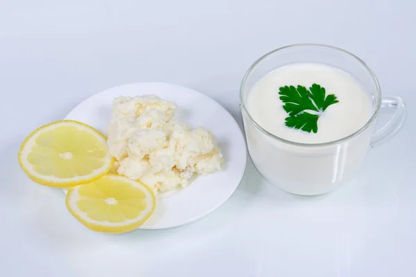 Peynir, yoğurt, limon ve yeşillik — Stok fotoğraf