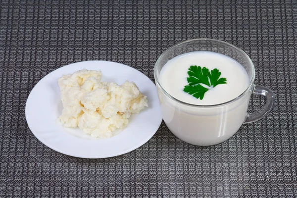 De cottage kaas, kefir en Groenen voor healh — Stockfoto
