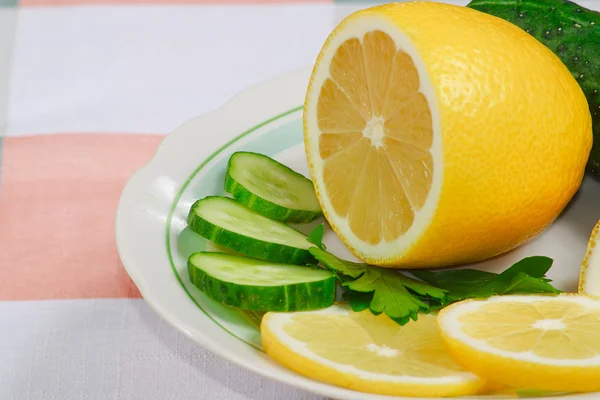O limão fresco, pepinos e salsa — Fotografia de Stock