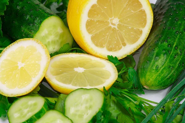 Taze limon, salatalık ve yeşillik Telifsiz Stok Fotoğraflar