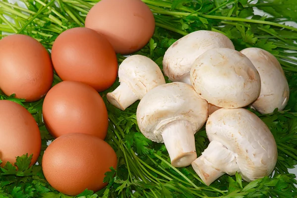 Bílé žampióny vejce a čerstvé zelené — Stock fotografie