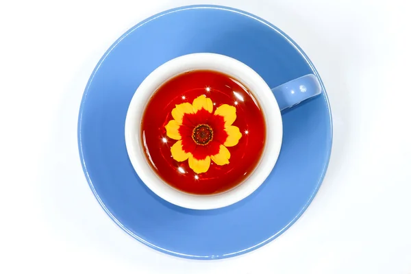 La tazza di tè con i fiori — Foto Stock