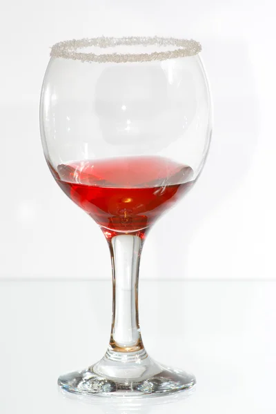 Das Glas mit transparentem roten Schnaps — Stockfoto