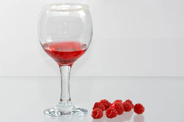 แก้วเหล้าแดงและราสเบอร์รี่ — ภาพถ่ายสต็อก