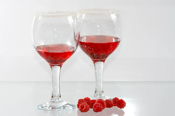 สองแก้วของเหล้าแดงและราสเบอร์รี่ — ภาพถ่ายสต็อก