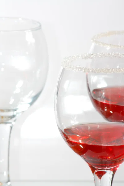 Τα τρία ποτήρια διαφανή σμέουρων αλκοολούχων ποτών — Φωτογραφία Αρχείου