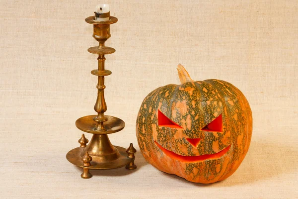 A abóbora de Halloween alegre com vela — Fotografia de Stock