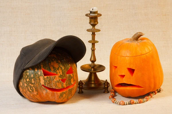 A abóbora de Halloween triste e alegre com vela — Fotografia de Stock