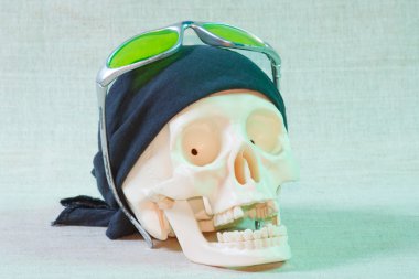 siyah bandana ile kafatası