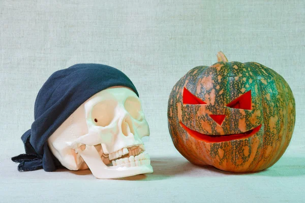 The big cheerful halloween pumpkin and skull — Stock Photo, Image