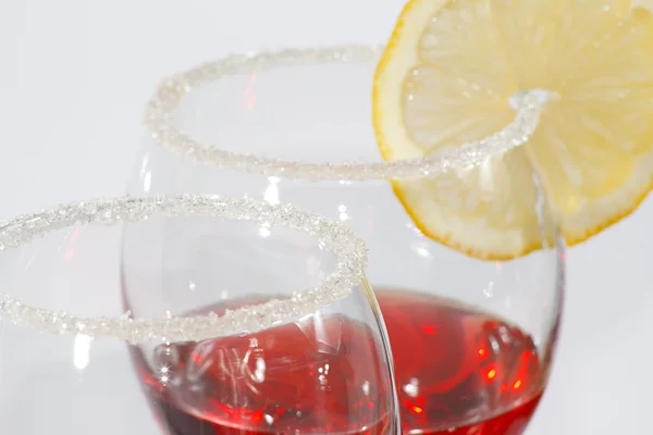 Die zwei Gläser mit rotem Likör und Zitrone — Stockfoto